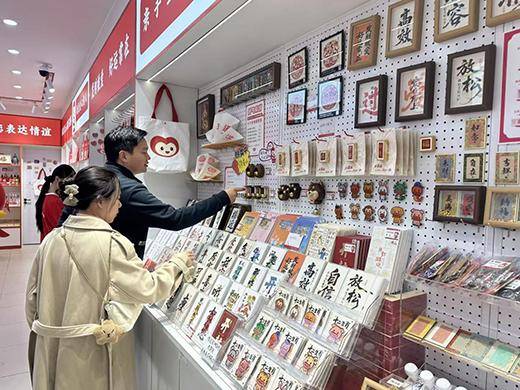 年轻人把冰箱门变成“旅行回忆录”｜华夏双节观察pg模拟器电脑版一代人有一代人的“宝贝”这届(图4)